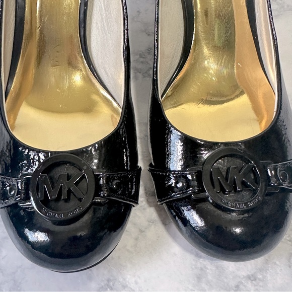 Michael Kors Black patent leather logo monogram Women's kitten Heels 7.5 - Picture 3 of 6